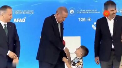 Prezident Erdoğan plácnul dítě, protože mu nepolíbilo ruku