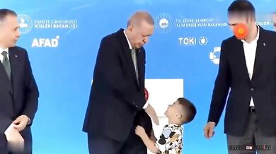 Prezident Erdoğan plácnul dítě, protože mu nepolíbilo ruku