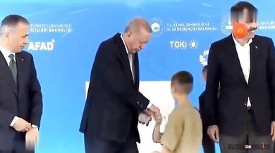 Prezident Erdoğan plácnul dítě, protože mu nepolíbilo ruku