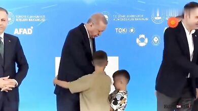 Prezident Erdoğan plácnul dítě, protože mu nepolíbilo ruku