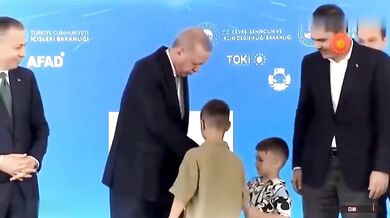 Prezident Erdoğan plácnul dítě, protože mu nepolíbilo ruku