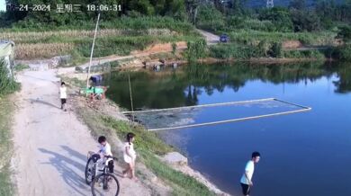 Odvážný muž v sedmdesáti letech a rybář zachránili tři děti před utonutím