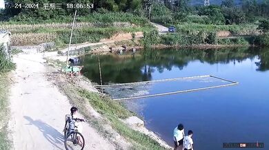 Odvážný muž v sedmdesáti letech a rybář zachránili tři děti před utonutím