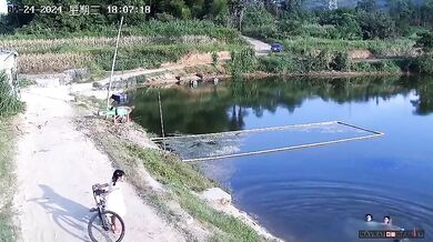 Odvážný muž v sedmdesáti letech a rybář zachránili tři děti před utonutím