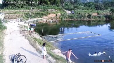 Odvážný muž v sedmdesáti letech a rybář zachránili tři děti před utonutím