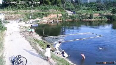 Odvážný muž v sedmdesáti letech a rybář zachránili tři děti před utonutím