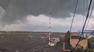 Větrný den na letišti: Tornádo zasáhlo mezinárodní letiště Begiševo