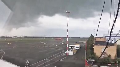 Větrný den na letišti: Tornádo zasáhlo mezinárodní letiště Begiševo