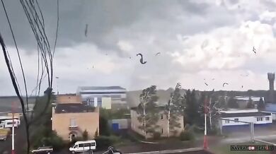 Větrný den na letišti: Tornádo zasáhlo mezinárodní letiště Begiševo