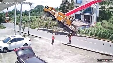 Odstranění stromu za asistence jeřábu neproběhlo podle plánu