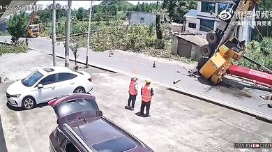 Odstranění stromu za asistence jeřábu neproběhlo podle plánu