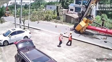 Odstranění stromu za asistence jeřábu neproběhlo podle plánu