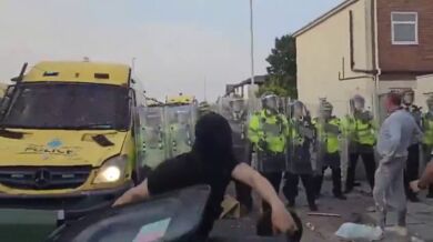 Nepokoje v Southportu: Okamžitá karma pro výtržníka