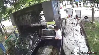 Fail během automatického mytí auta