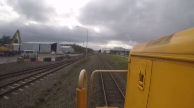 Vlak narazil do auta na železničním přejezdu