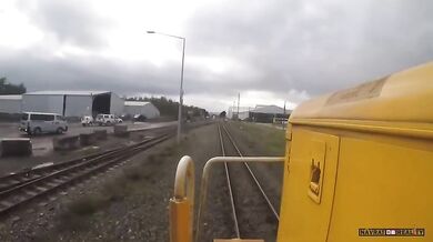 Vlak narazil do auta na železničním přejezdu