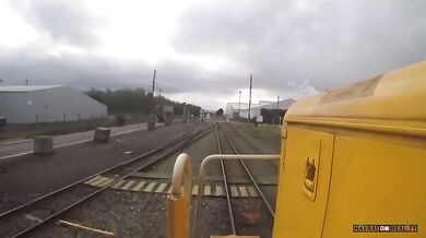 Vlak narazil do auta na železničním přejezdu