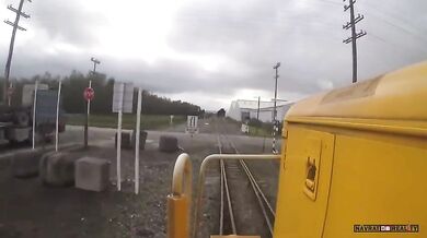 Vlak narazil do auta na železničním přejezdu