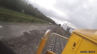 Vlak narazil do auta na železničním přejezdu