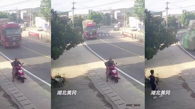 Padající náklad z kamionu srazil skútraře