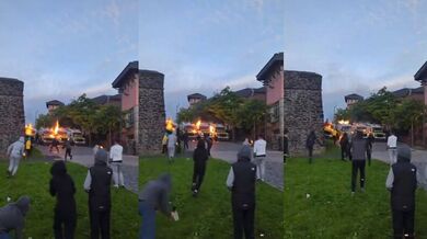 Irští puberťáci házejí Molotovovy koktejly na policejní auta