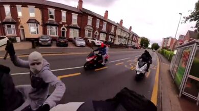 Cyklovýlet se změnil v noční můru: Útok gangu v West Bromwich