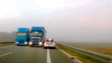 Policisté unikli tragédii o vlásek: Těsné setkání s předjíždějícím kamionem!