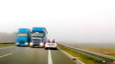 Policisté unikli tragédii o vlásek: Těsné setkání s předjíždějícím kamionem!