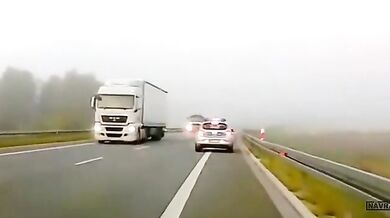 Policisté unikli tragédii o vlásek: Těsné setkání s předjíždějícím kamionem!