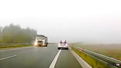 Policisté unikli tragédii o vlásek: Těsné setkání s předjíždějícím kamionem!