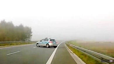 Policisté unikli tragédii o vlásek: Těsné setkání s předjíždějícím kamionem!