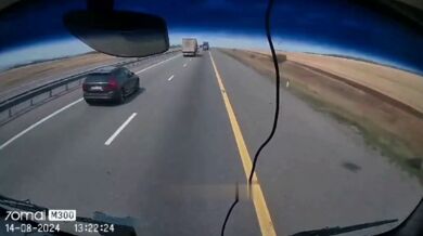 Auto téměř rozmačkané mezi kamiony