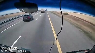 Auto téměř rozmačkané mezi kamiony
