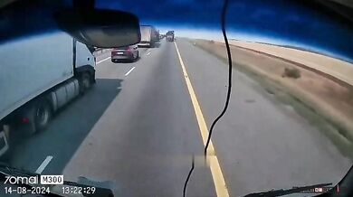 Auto téměř rozmačkané mezi kamiony