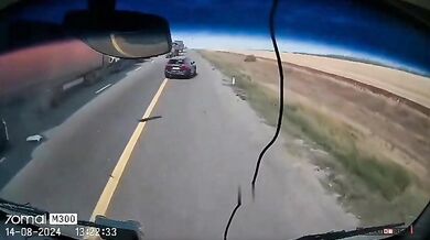Auto téměř rozmačkané mezi kamiony