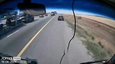 Auto téměř rozmačkané mezi kamiony