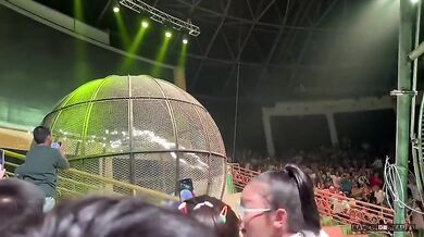 Dramatický střet motocyklů na cirkusovém představení