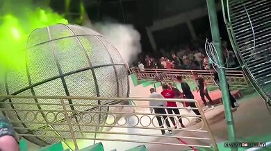 Dramatický střet motocyklů na cirkusovém představení