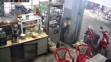 Žena si zachytila ruku do stroja na výrobu džúsu