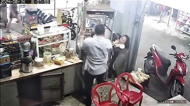 Žena si zachytila ruku do stroja na výrobu džúsu