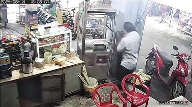 Žena si zachytila ruku do stroja na výrobu džúsu