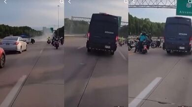 Amazon řidič prorazil blokádu motorkářů aby doručil zásilku včas