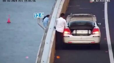 Hrdinský zásah: Taxikář a policie zachránili ženu před pádem do moře z mostu Atal Setu