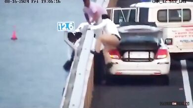 Hrdinský zásah: Taxikář a policie zachránili ženu před pádem do moře z mostu Atal Setu