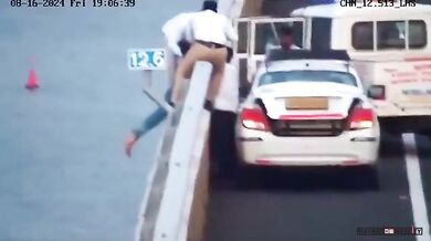 Hrdinský zásah: Taxikář a policie zachránili ženu před pádem do moře z mostu Atal Setu