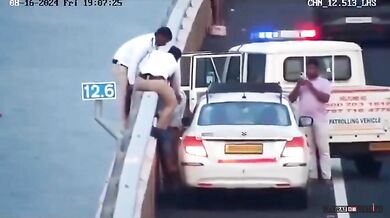 Hrdinský zásah: Taxikář a policie zachránili ženu před pádem do moře z mostu Atal Setu