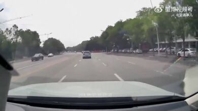 Výbuch v Číně vyhodil kanalizační poklopy do vzduchu