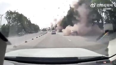 Výbuch v Číně vyhodil kanalizační poklopy do vzduchu