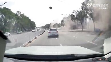 Výbuch v Číně vyhodil kanalizační poklopy do vzduchu