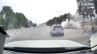 Výbuch v Číně vyhodil kanalizační poklopy do vzduchu